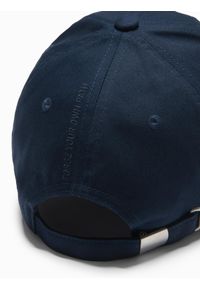 Ombre Clothing - Czapka męska z daszkiem bejsbolówka z ozdobnym haftem – granatowa V4 OM-ACCS-0102 - uniwersalny. Kolor: niebieski. Materiał: bawełna. Wzór: haft. Styl: klasyczny, casual #4