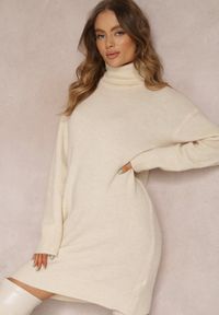 Renee - Beżowa Sukienka Wełniana Oversize z Golfem Revite. Okazja: na co dzień. Typ kołnierza: golf. Kolor: beżowy. Materiał: wełna. Długość rękawa: długi rękaw. Sezon: jesień, zima. Typ sukienki: oversize. Styl: klasyczny, casual, elegancki