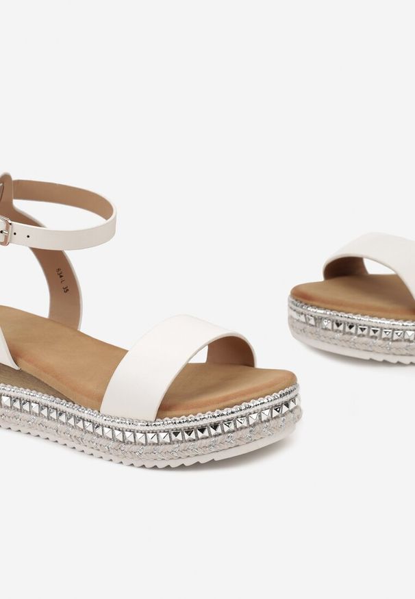 Born2be - Białe Sandały na Niskim Koturnie z Plecionką i Ćwiekami Livera. Kolor: biały