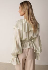 Born2be - Zielona Bluzka Elegancka z Falbanami z Rozszerzanymi Rękawami Irintora. Okazja: na co dzień. Kolor: zielony. Materiał: jeans. Długość: długie. Styl: elegancki #4