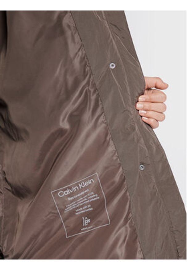 Calvin Klein Kurtka zimowa K20K204690 Beżowy Regular Fit. Kolor: beżowy. Materiał: syntetyk. Sezon: zima