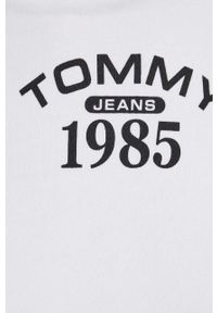 Tommy Jeans bluza damska kolor biały z kapturem z nadrukiem. Typ kołnierza: kaptur. Kolor: biały. Materiał: bawełna, dzianina. Długość rękawa: długi rękaw. Długość: długie. Wzór: nadruk #4
