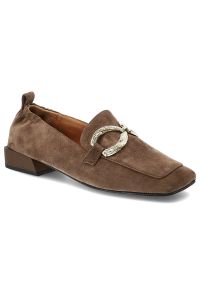 Półbuty damskie S.Barski, cholewka skóra naturalna zamszowa fason wsuwany kwadratowy nosek metalowa ozdoba na podbiciu niski stabilny obcas minimalis. Kolor: brązowy. Materiał: zamsz, skóra. Szerokość cholewki: normalna. Wzór: aplikacja. Obcas: na obcasie. Wysokość obcasa: średni #9