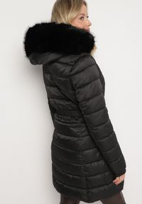 Born2be - Czarna Kurtka Pikowana o Długim Fasonie z Odpinanym Kapturem i Futerkiem Deliora. Okazja: na co dzień. Kolor: czarny. Materiał: futro. Długość: długie. Wzór: aplikacja. Styl: klasyczny, casual, elegancki #4