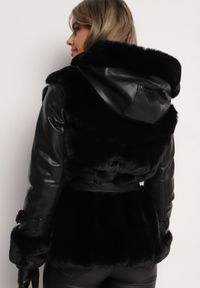 Born2be - Czarna Futrzana Kurtka z Kapturem Wiązanym Paskiem i Rękawami z Imitacji Skóry z Klamrami Mesirya. Okazja: na co dzień. Typ kołnierza: kaptur. Kolor: czarny. Materiał: skóra, futro. Wzór: aplikacja. Styl: casual, elegancki #7