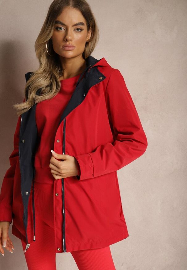 Renee - Granatowa Dwustronna Kurtka w Stylu Parki Wykończona przy Rękawach Guzikami Mivatra. Okazja: na co dzień. Kolor: niebieski. Materiał: jeans, wełna. Styl: elegancki, casual