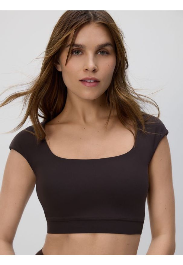 Reserved - Krótki top - ciemnobrązowy. Kolor: brązowy. Materiał: dzianina. Długość: krótkie