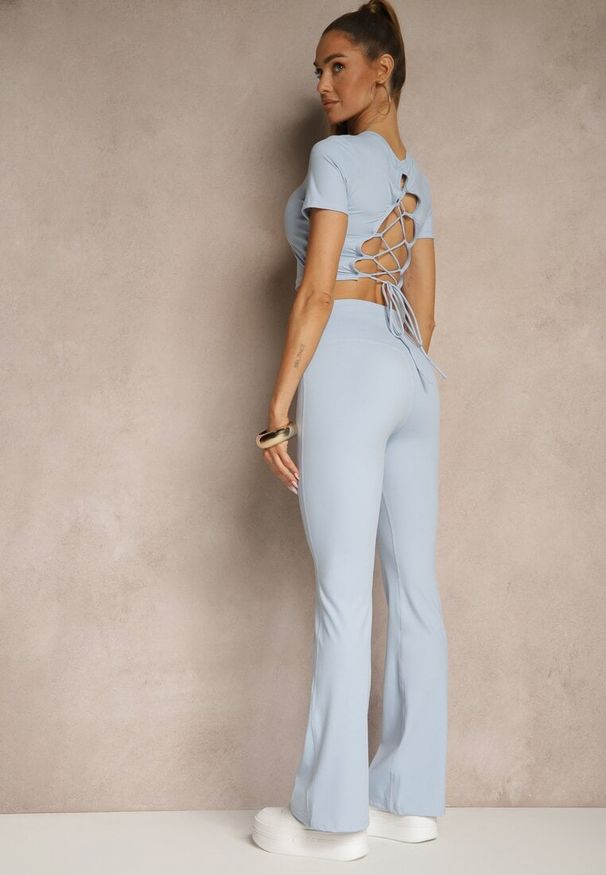 Renee - Jasnoniebieski Komplet Sportowy Spodnie i Koszulka Ozdobiona Sznurowaniem Lumileine. Kolor: niebieski. Wzór: aplikacja