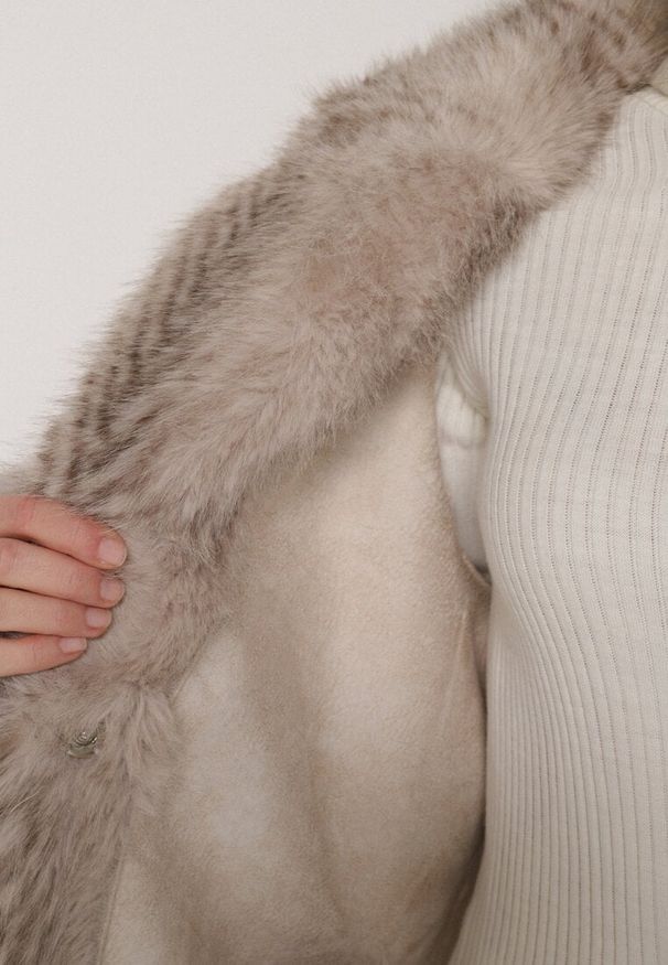 Born2be - Jasnobeżowy Jednorzędowy Płaszcz Futerko o Klasycznym Kroju Yrelsha. Okazja: na co dzień. Kolor: beżowy. Materiał: futro. Styl: klasyczny