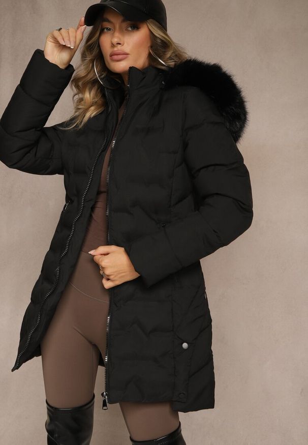 Renee - Czarna Pikowana Kurtka Puchowa z Kapturem z Futrem i Bocznymi Napami Zeniara. Okazja: na co dzień. Typ kołnierza: kaptur. Kolor: czarny. Materiał: futro, puch. Styl: casual
