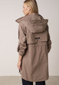 Born2be - Ciemnobeżowa Kurtka w Stylu Parki z Odpinanym Kapturem i Sznurkami Enang. Okazja: na spacer. Kolor: beżowy. Materiał: prążkowany, jeans #5