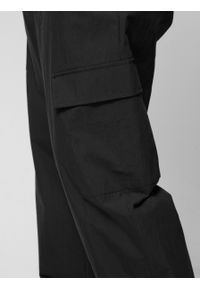 outhorn - Spodnie tkaninowe cargo męskie - czarne. Kolor: czarny. Materiał: tkanina