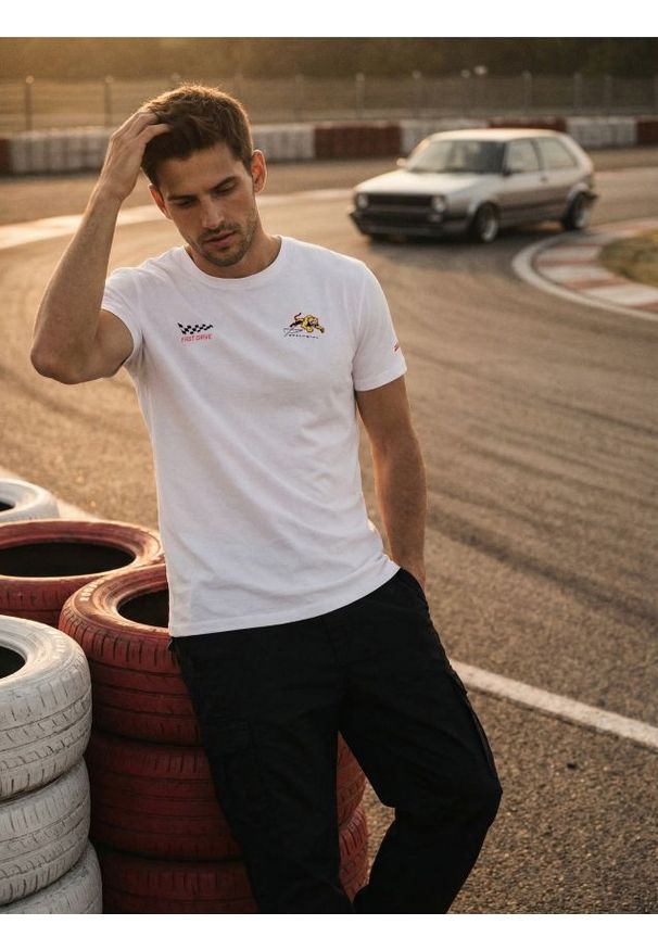 Sinsay - Bawełniana koszulka z krótkim rękawem - biały. Kolor: biały. Materiał: bawełna. Długość rękawa: krótki rękaw. Długość: krótkie