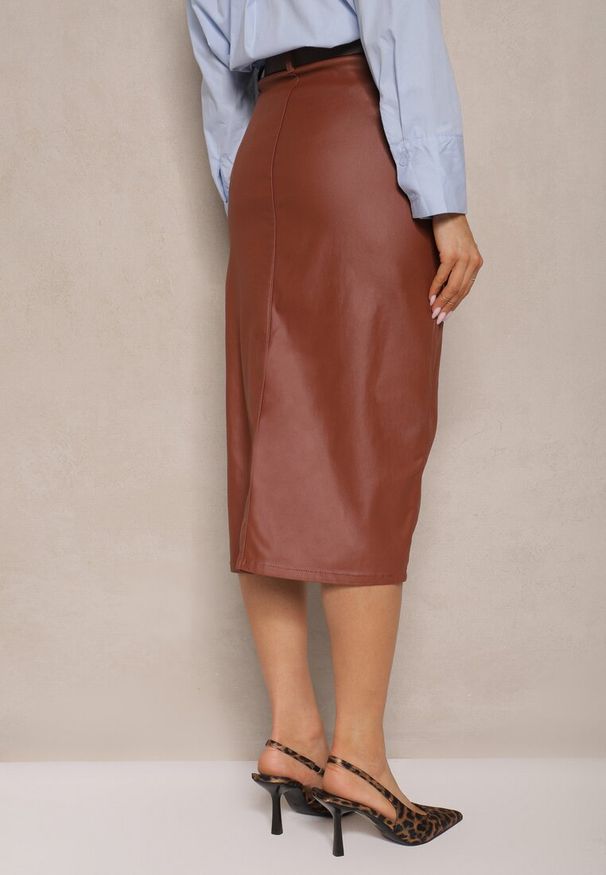 Renee - Jasnobrązowa Spódnica z Ekoskóry High Waist z Rozcięciem i Napami z Przodu Asttia. Okazja: na co dzień. Stan: podwyższony. Kolor: brązowy. Materiał: bawełna. Sezon: jesień, zima. Styl: casual