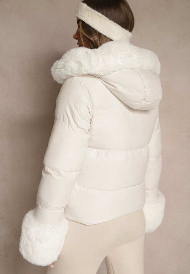 Renee - Biała Kurtka z Pikowanymi Przeszyciami i Futerkowymi Zdobieniami Olindea. Okazja: na co dzień. Kolor: biały. Materiał: jeans, poliester. Długość: krótkie. Wzór: aplikacja. Styl: casual