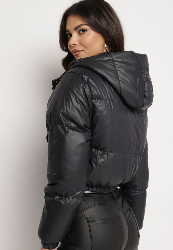 Born2be - Czarna Kurtka Pikowana o Krótkim Fasonie z Kapturem Tinthella. Okazja: na spacer, na co dzień. Typ kołnierza: kaptur. Kolor: czarny. Materiał: jeans. Długość: krótkie. Wzór: aplikacja. Styl: casual, elegancki