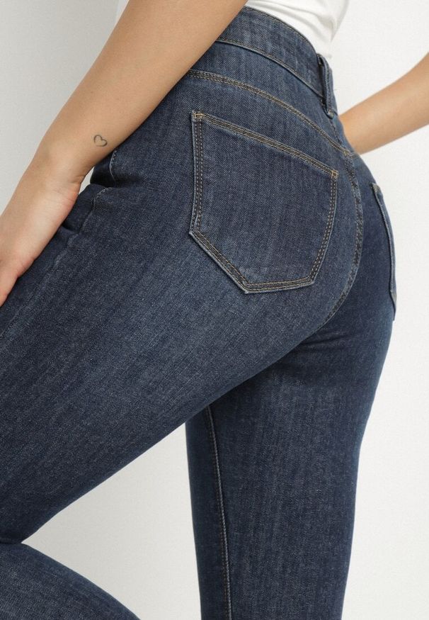 Born2be - Granatowe Jeansy o Fasonie Slim z Gumką w Pasie Belirane. Okazja: na co dzień. Kolor: niebieski. Wzór: aplikacja. Styl: klasyczny, elegancki, casual