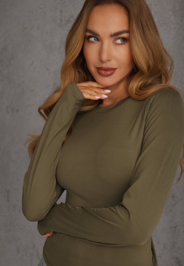 Renee - Ciemnozielona Dopasowana Bluzka Typu Longsleeve z Bawełną Moanti. Okazja: na co dzień. Kolor: brązowy. Materiał: bawełna. Długość rękawa: długi rękaw. Wzór: kropki. Styl: casual