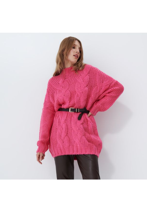 Mohito - Długi sweter z warkoczowym splotem - Różowy. Kolor: różowy. Długość: długie. Wzór: ze splotem