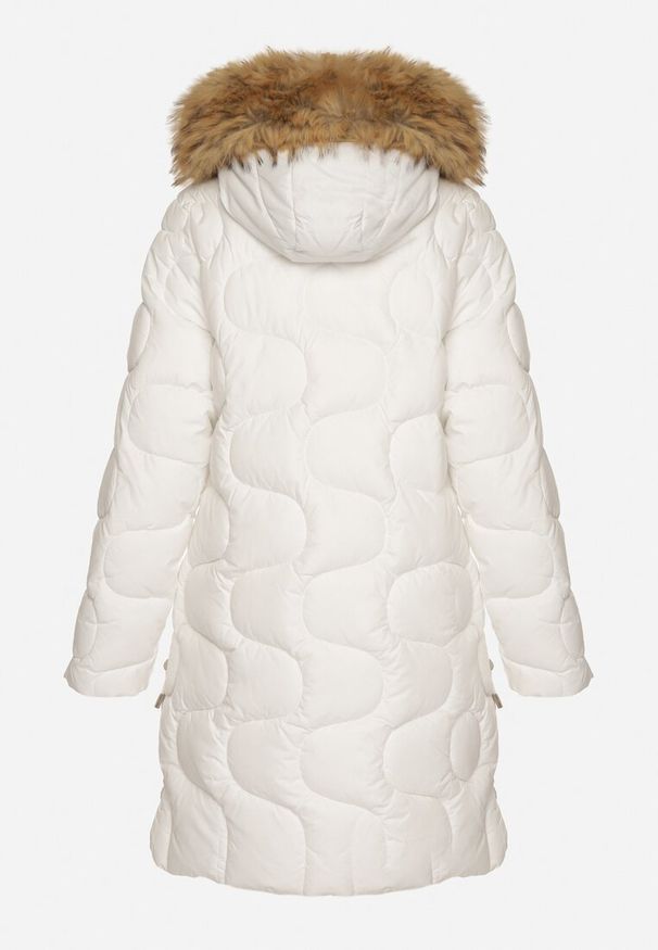 Born2be - Biała Kurtka z Kapturem z Futerkiem Zdobiona Oryginalnym Pikowaniem Oleda. Okazja: na co dzień. Typ kołnierza: kaptur. Kolor: biały. Materiał: futro. Wzór: aplikacja. Styl: casual, klasyczny