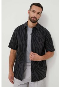 adidas Originals koszula bawełniana męska kolor czarny regular z kołnierzykiem klasycznym. Typ kołnierza: kołnierzyk klasyczny. Kolor: czarny. Materiał: bawełna. Długość rękawa: krótki rękaw. Długość: krótkie. Styl: klasyczny #1
