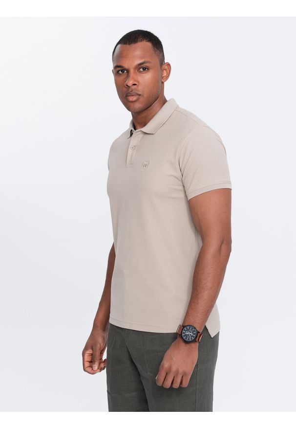Ombre Clothing - Jednokolorowa koszulka męska polo BASIC z dzianiny pique - ciemnobeżowa V5 - Rozmiar: S. Okazja: na co dzień. Typ kołnierza: polo. Kolor: beżowy. Materiał: dzianina. Wzór: haft, aplikacja, jednolity. Styl: sportowy, wizytowy, casual