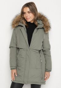 Born2be - Zielona Casualowa Kurtka Parka z Kapturem z Futerkiem Nallorea. Okazja: na co dzień. Typ kołnierza: kaptur. Kolor: zielony. Materiał: futro. Styl: casual
