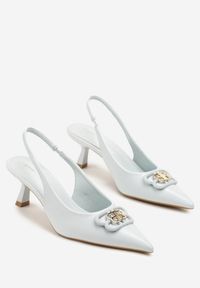 Renee - Niebieskie Czółenka Sandały Vices na Kaczuszce Typu Slingback Ozdobione Metaliczną Aplikacją Lilarunea. Okazja: na co dzień. Kolor: niebieski. Materiał: jeans. Wzór: aplikacja. Sezon: lato. Obcas: na szpilce. Styl: casual, elegancki #4