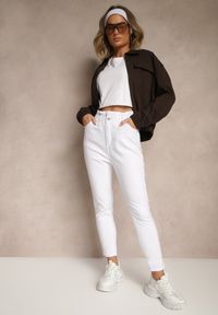 Renee - Białe Jeansy z Bawełny Mom Fit High Waist Folima. Okazja: na co dzień. Stan: podwyższony. Kolor: biały. Styl: klasyczny, casual