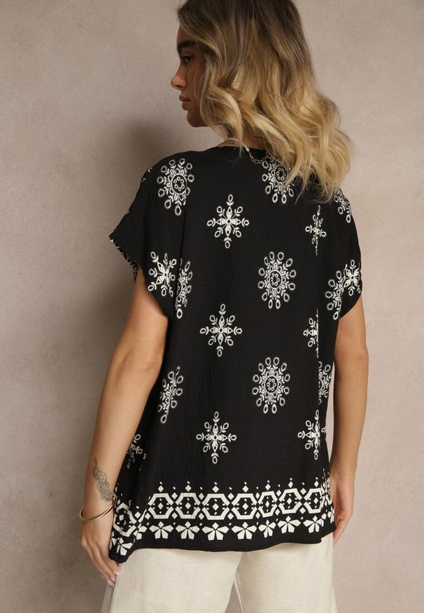 Renee - Czarna Bluzka z Wiskozą z Krótkim Rękawem Zdobiona Wiązaniem i Wzorem Boho Dannilsa. Okazja: na co dzień. Kolor: czarny. Materiał: wiskoza. Długość rękawa: krótki rękaw. Długość: krótkie. Wzór: aplikacja. Sezon: lato. Styl: boho