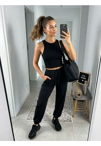 Sinsay - Crop top bez rękawów - czarny. Kolor: czarny. Długość rękawa: bez rękawów