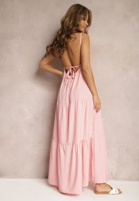 Renee - Różowa Sukienka o Rozkloszowanym Fasonie Wiązana i Wykończona Gumką z Tyłu Hililena. Okazja: na co dzień. Kolor: różowy. Styl: elegancki, casual #3