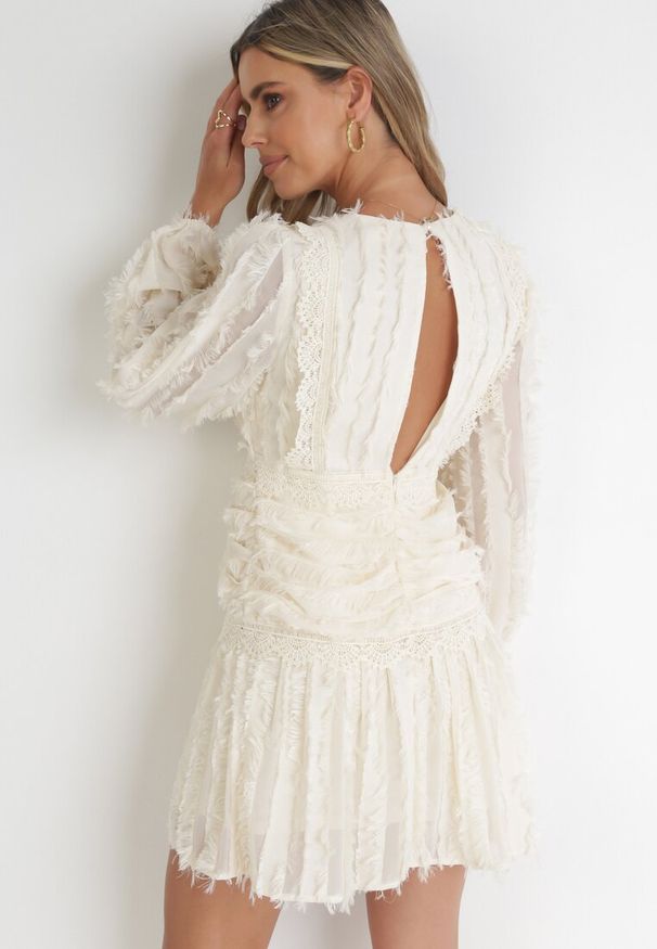 Born2be - Beżowa Rozkloszowana Sukienka z Koronką i Wystrzępieniem Jenika. Kolor: beżowy. Materiał: koronka. Wzór: koronka. Styl: elegancki