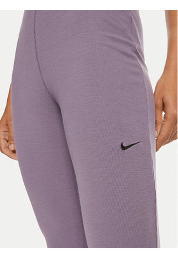 Nike Spodnie materiałowe FQ2113 Fioletowy Slim Fit. Kolor: fioletowy. Materiał: lyocell