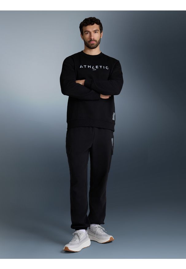 4f - 4F Bluza dresowa nierozpinana bez kaptura męska - czarna S. Okazja: na co dzień. Typ kołnierza: bez kaptura. Kolor: czarny. Materiał: dresówka. Styl: casual