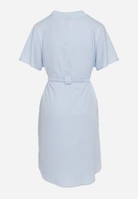 Born2be - Niebieska Sukienka Trapezowa z Koszulową Górą i Materiałowym Paskiem w Talii Vikiiona. Okazja: na spotkanie biznesowe. Typ kołnierza: dekolt w kształcie V. Kolor: niebieski. Materiał: materiał. Długość rękawa: krótki rękaw. Typ sukienki: koszulowe, trapezowe. Styl: biznesowy #6