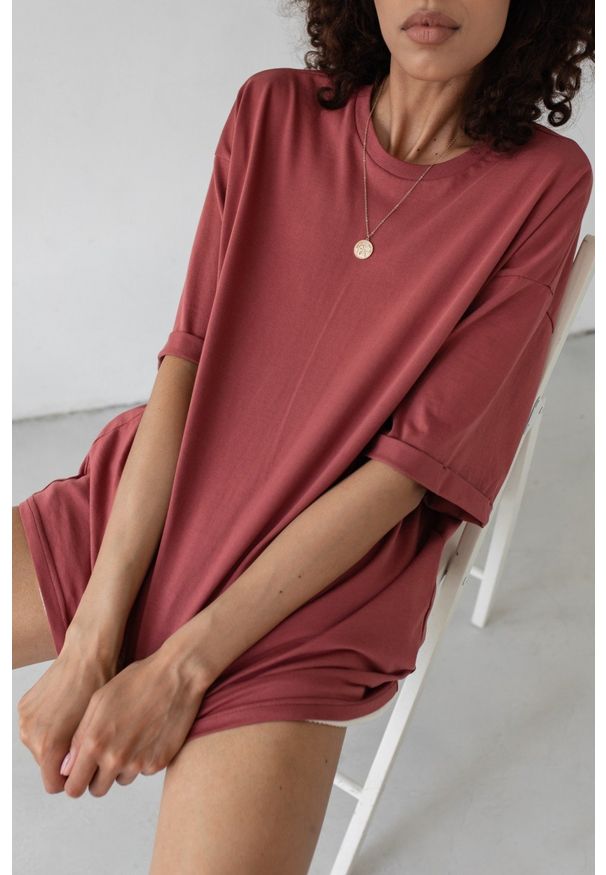 Marsala - T-shirt typu oversize w kolorze RUBY WINE - COY. Materiał: bawełna, elastan. Styl: elegancki