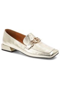 Półbuty damskie S.Barski, cholewka skóra naturalna metalizowana niski fason zaokrąglony nosek ozdobny metalowy element na podbiciu stabilny obcas blo. Kolor: złoty. Materiał: skóra. Szerokość cholewki: normalna. Obcas: na obcasie. Styl: glamour, klasyczny, elegancki. Wysokość obcasa: niski #1