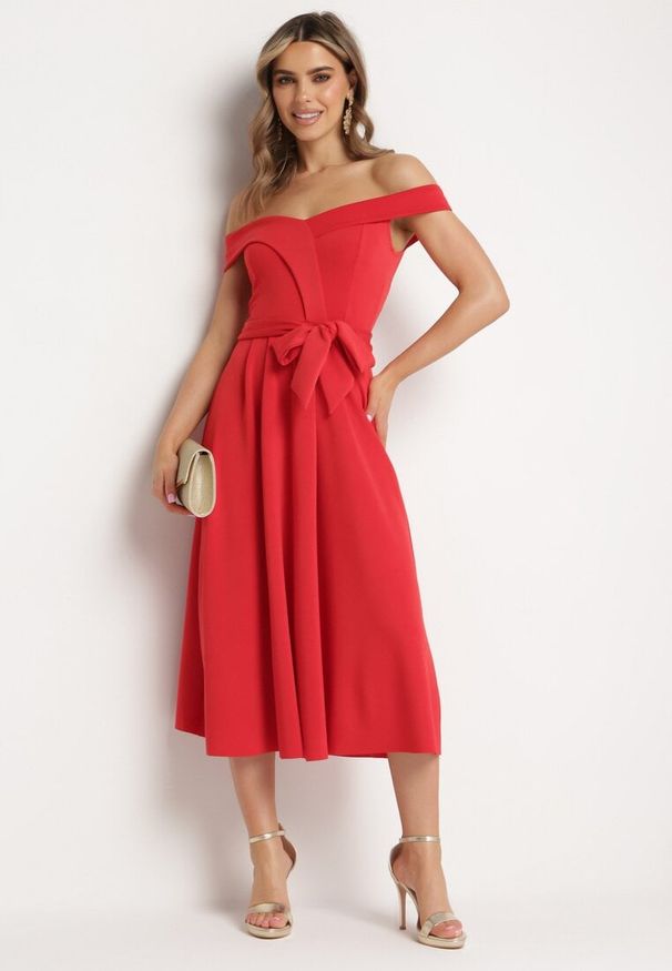Born2be - Czerwona Elegancka Sukienka o Fasonie Hiszpanki z Materiałowym Paskiem Xaelia. Typ kołnierza: dekolt hiszpanka. Kolor: czerwony. Materiał: materiał. Styl: elegancki