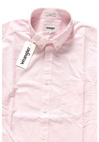 Wrangler - KOSZULA WRANGLER LS 1PKT BUTTON DOWN PEPPA PINK W58833NU6 112129605. Typ kołnierza: button down. Materiał: materiał #3