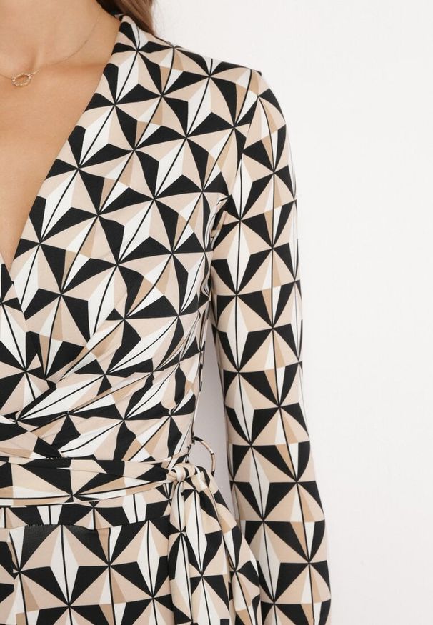 Born2be - Beżowo-Czarny Taliowany Kombinezon w Geometryczne Wzory z Materiałowym Paskiem Lirasea. Okazja: na co dzień. Kolor: beżowy. Materiał: materiał. Wzór: geometria. Styl: casual