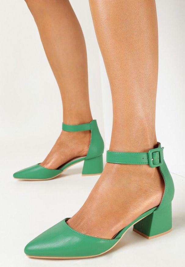 Born2be - Zielone Czółenka na Słupkowym Obcasie ze Szpiczastym Noskiem Obethia. Nosek buta: szpiczasty. Kolor: zielony. Obcas: na obcasie. Styl: klasyczny. Wysokość obcasa: średni