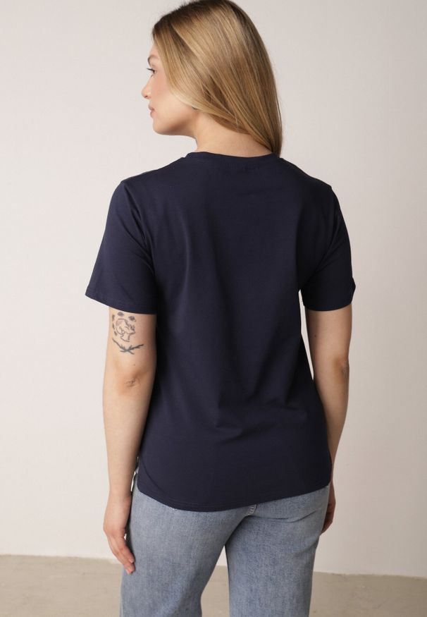 Born2be - Granatowy T-shirt z Bawełny z Dłuższym Tyłem i Rozcięciami po Bokach Cordalea. Okazja: na co dzień. Kolor: niebieski. Materiał: bawełna. Długość: długie. Styl: elegancki, casual