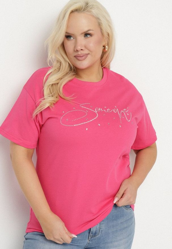 Born2be - Różowy Bawełniany T-shirt z Ozdobnym Napisem i Cyrkoniami Olisandra. Okazja: na co dzień. Kolekcja: plus size. Kolor: różowy. Materiał: bawełna. Wzór: napisy. Styl: klasyczny, casual