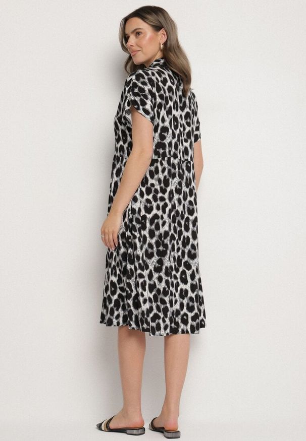 Born2be - Szaro-Czarna Bawełniana Sukienka o Koszulowym Kroju z Kieszeniami w Panterkę Iffanea. Okazja: na co dzień, na randkę, na spacer. Kolor: szary. Materiał: bawełna. Długość rękawa: krótki rękaw. Wzór: motyw zwierzęcy. Typ sukienki: koszulowe. Styl: casual, elegancki