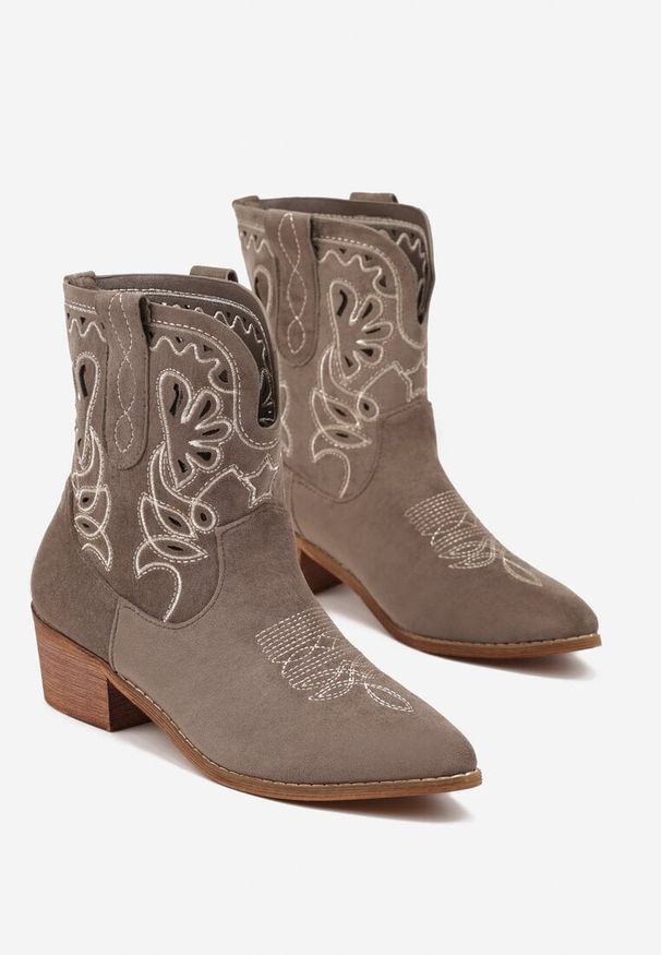 Born2be - Zielone Botki Vices na Obcasie w Stylu Kowbojek z Haftem Nelithraea. Okazja: na spacer. Kolor: zielony. Materiał: jeans, koronka. Wzór: haft. Sezon: jesień. Obcas: na obcasie. Styl: klasyczny, elegancki. Wysokość obcasa: średni