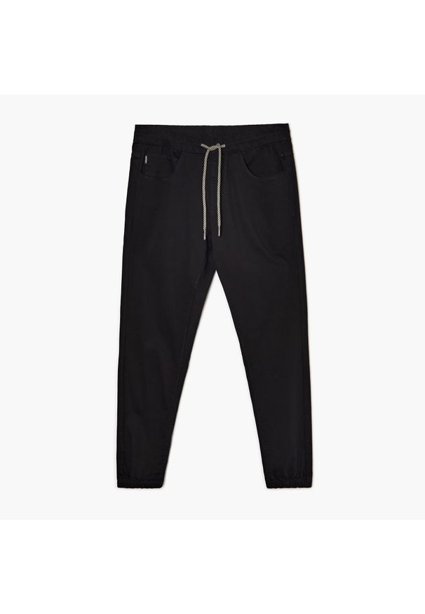 Cropp - Gładkie czarne joggery - Czarny. Kolor: czarny. Materiał: materiał, bawełna, tkanina, włókno. Długość: długie. Wzór: gładki. Styl: klasyczny