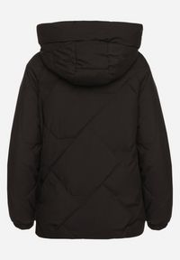 Born2be - Czarna Pikowana Kurtka z Kapturem Rękawy Zakończone Gumką Liliaz. Okazja: na co dzień, na spacer. Typ kołnierza: kaptur. Kolor: czarny. Materiał: jeans. Styl: casual #4