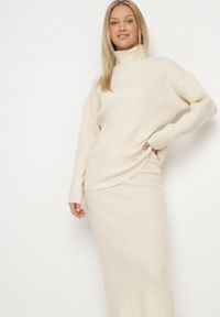 Born2be - Jasnobeżowy Komplet Dzianinowy z Wełną Sweter z Golfem i Ołówkowa Spódnica Falovira. Kolor: beżowy. Materiał: dzianina, wełna. Sport: golf #6