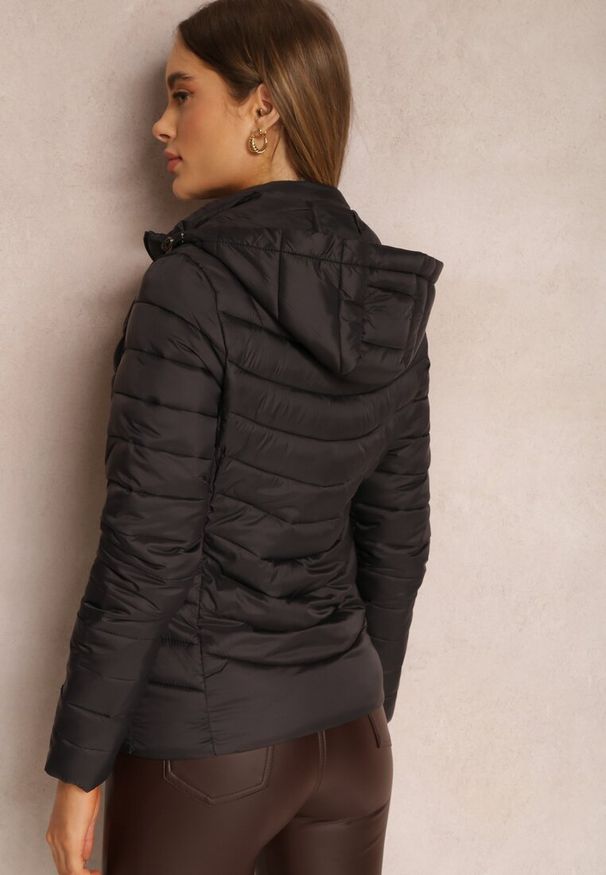 Renee - Czarna Kurtka Nylonowa Pikowana z Kapturem Nomie. Typ kołnierza: kaptur. Kolor: czarny. Materiał: nylon. Styl: sportowy